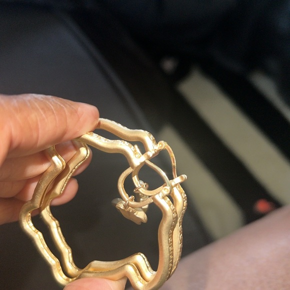 NWOT Lux V & Head-Shaped Hoop Earrings - Picture 5 of 5